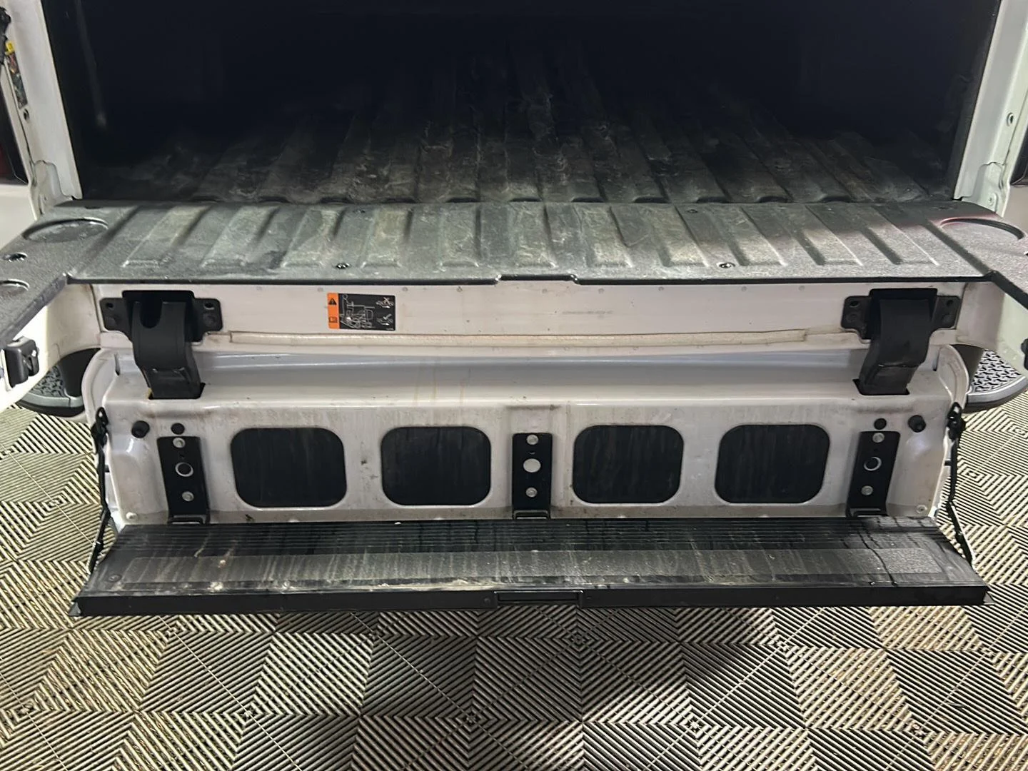 Used 2023 White Frost Tricoat GMC Denali image 9