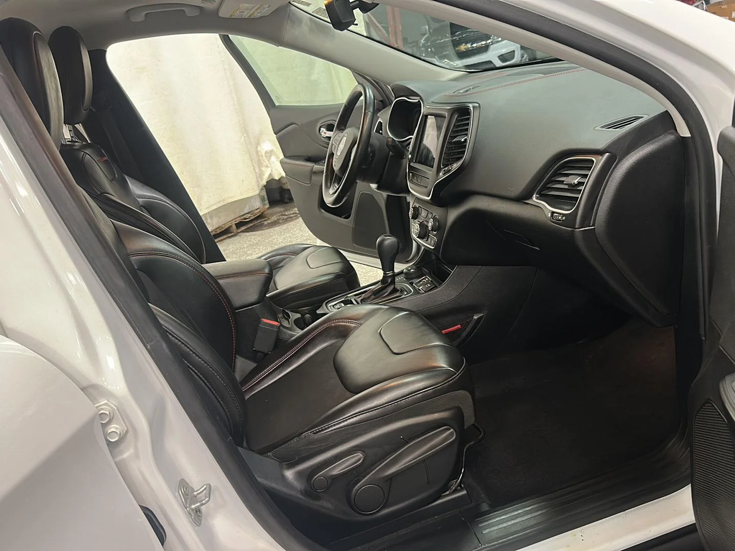 Used 2019 Bright White Clearcoat Jeep Trailhawk image 30