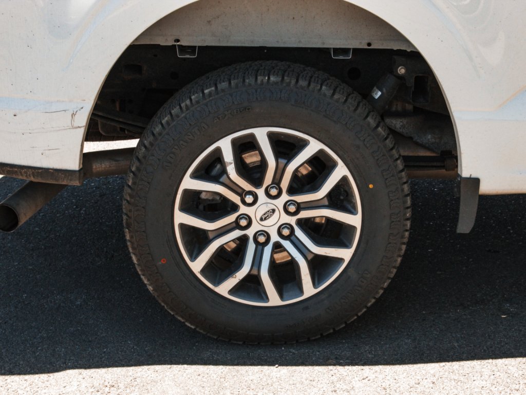 Used 2022 Oxford White Ford LARIAT image 5