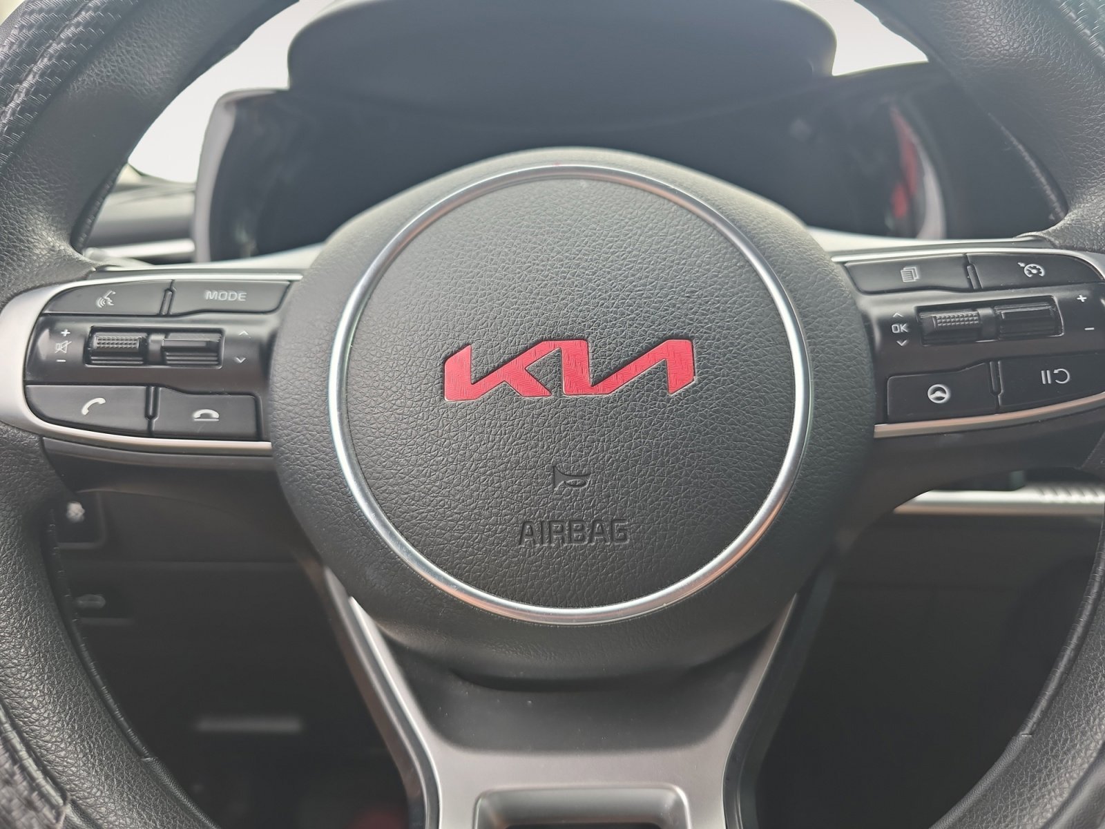 Used 2022 Glacial White Pearl Kia LXS image 9