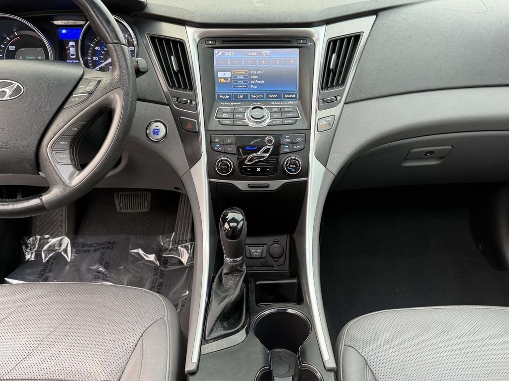 Used 2012 Silver Frost Metallic Hyundai Base image 19