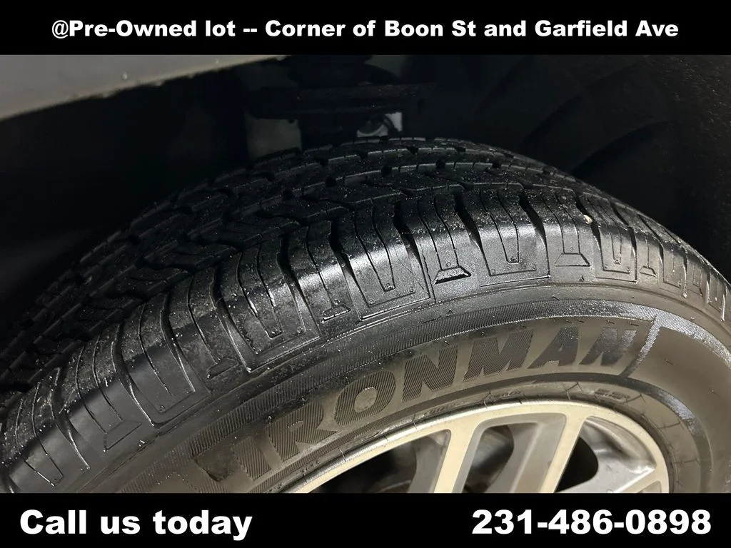Used 2019 White GMC SLE-2 image 12