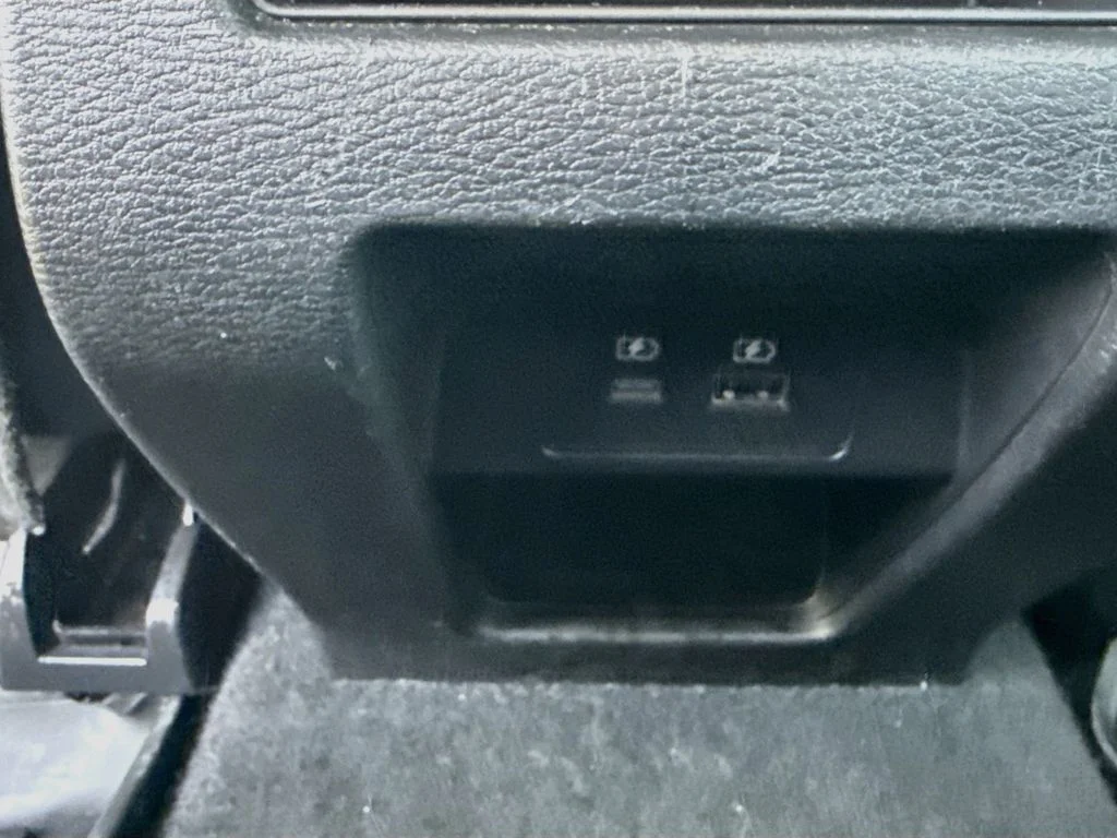 Used 2022  Mitsubishi  image 27