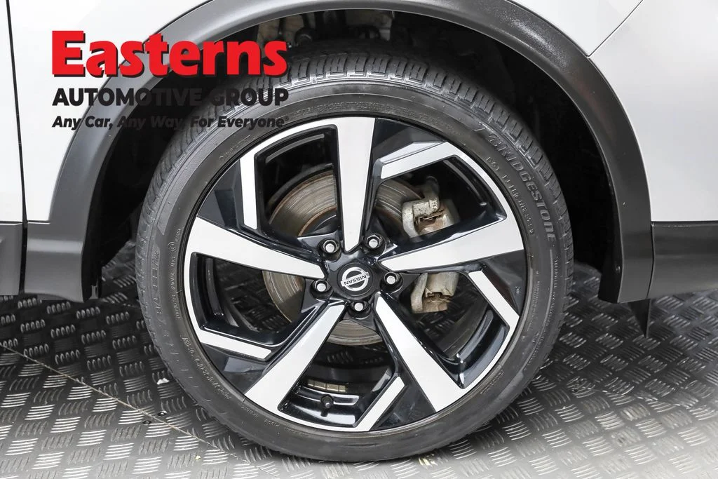 Used 2022 Silver Nissan SL image 30