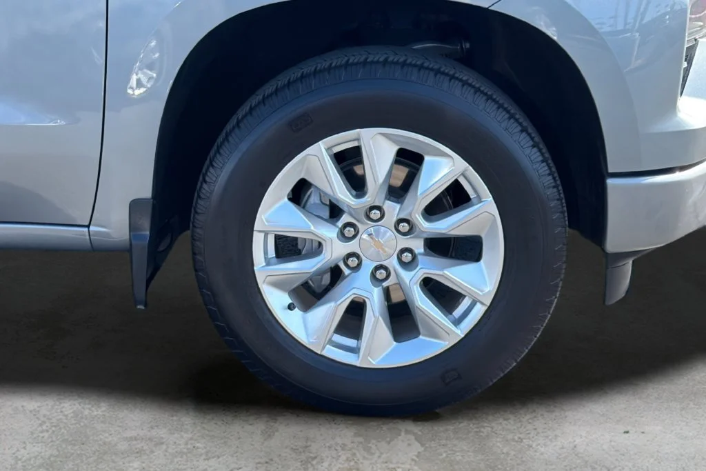 Used 2023 STERLING GRAY METALLIC Chevrolet Custom image 9