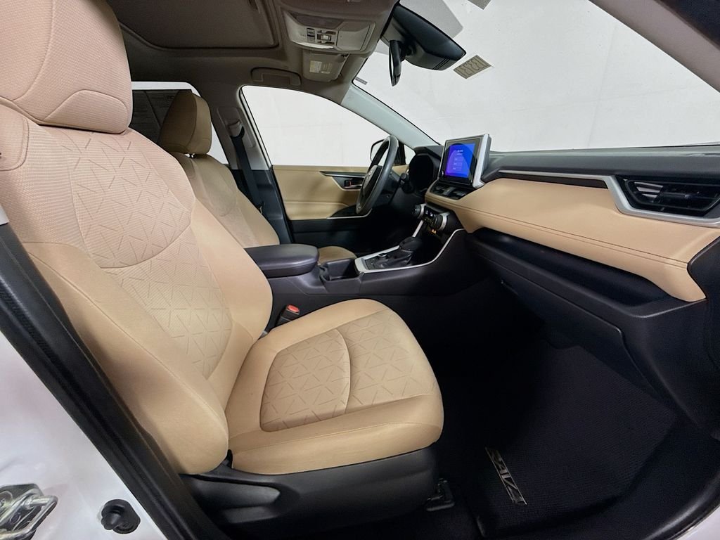 Used 2023 Ice Cap Toyota Hybrid XLE image 28