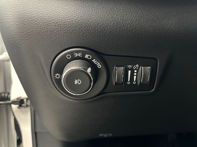 New 2026 Bright White Clear-Coat Exterior Paint Jeep Trailhawk image 24