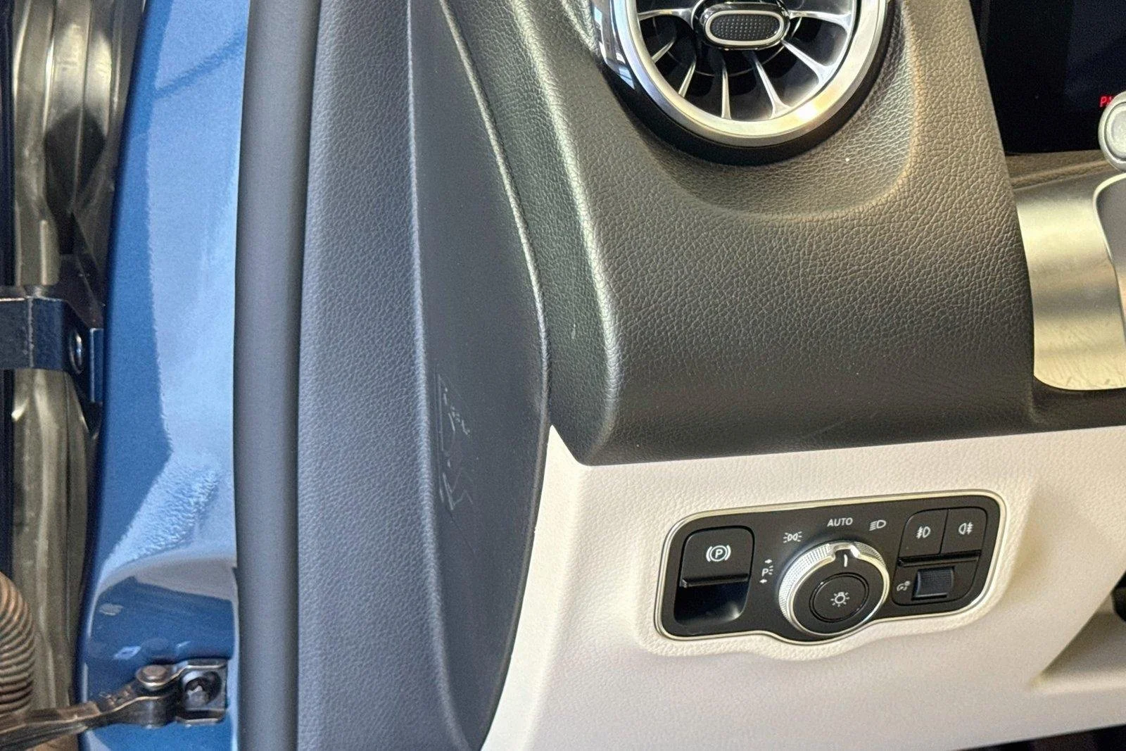 Used 2022 Denim Blue Metallic Mercedes-Benz GLB 250 image 10