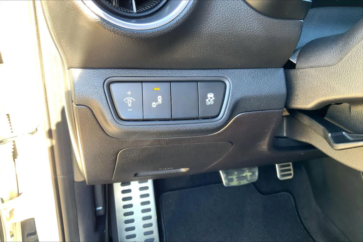Used 2022 Snow White Pearl Kia GT image 32