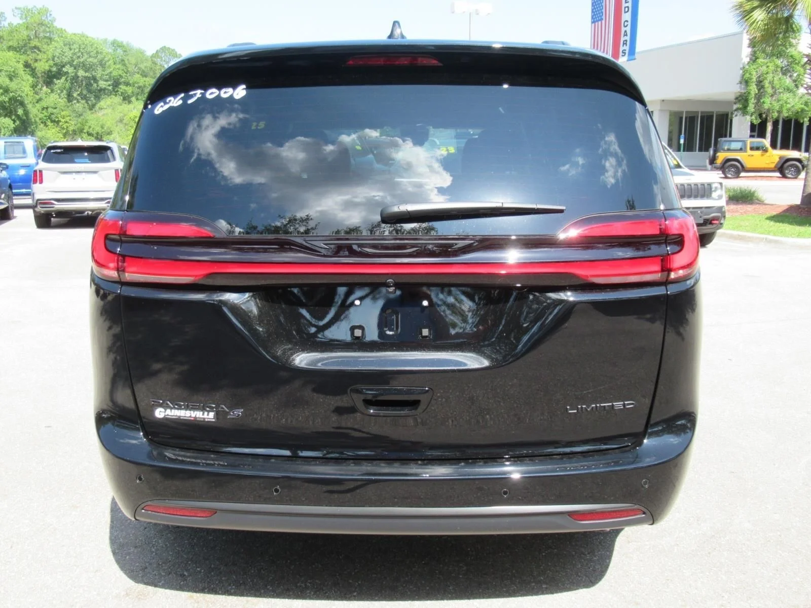 New 2027 Diamond Black Crystal Pearl-Coat Exterior Paint Chrysler Limited image 6
