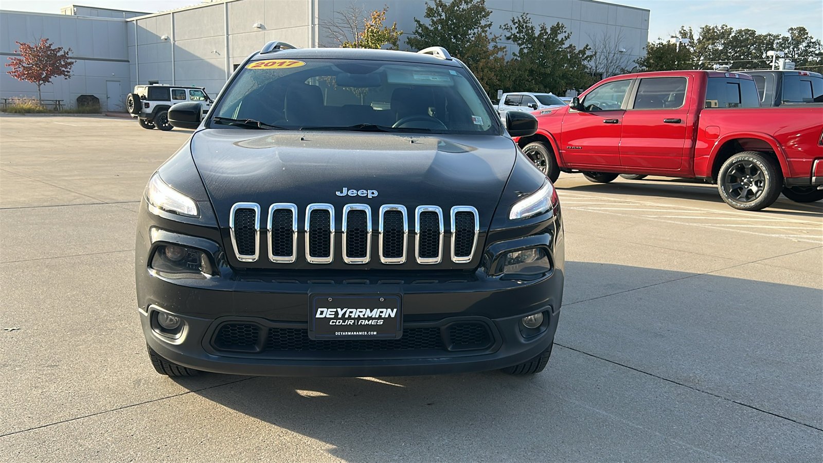 Used 2017 Black Jeep Latitude image 9