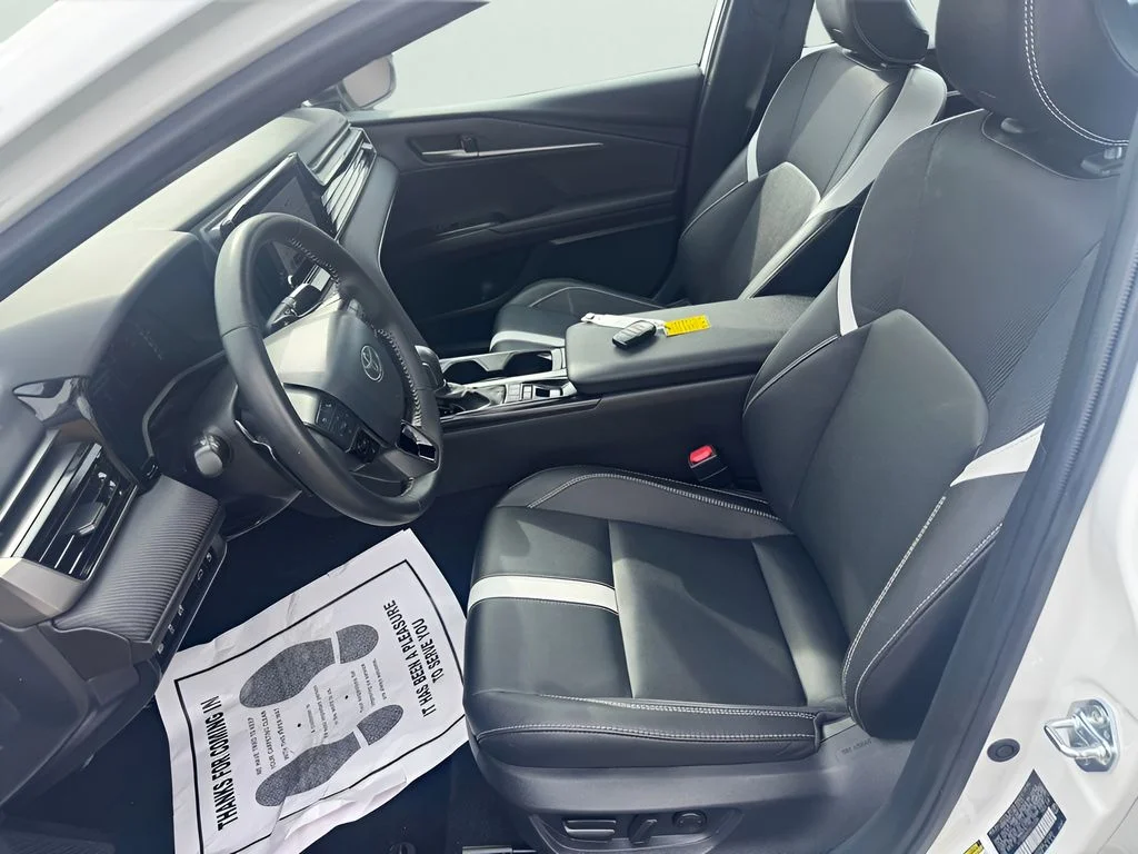 Used 2025 Ice Cap Toyota SE image 16