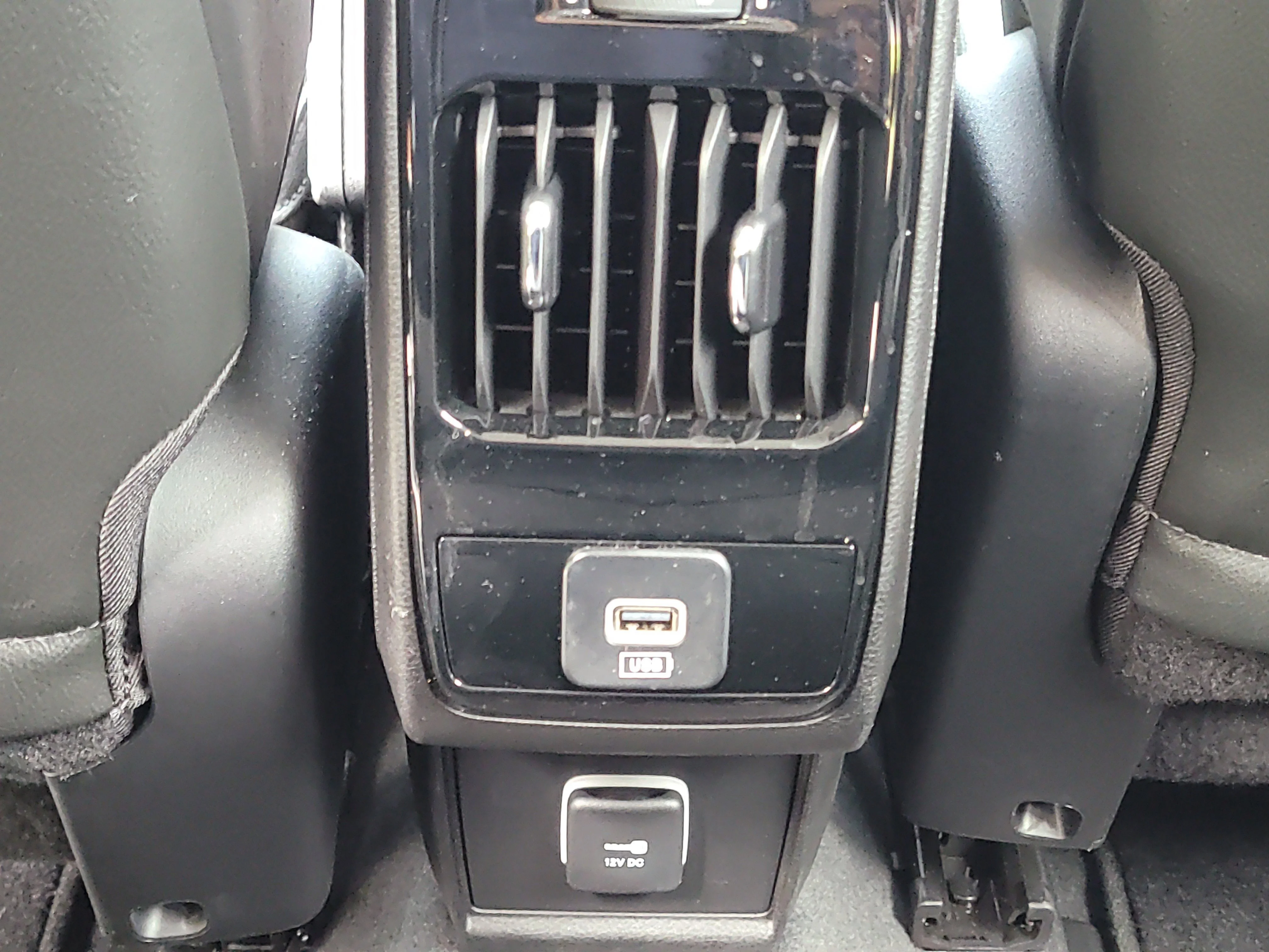 Used 2022 Diamond Black Crystal Pearlcoat Jeep Latitude image 16