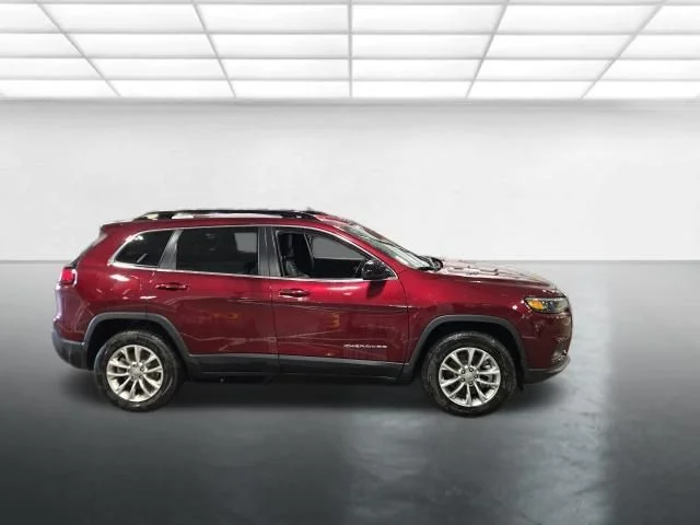 Used 2022 Red Jeep Latitude Lux image 3