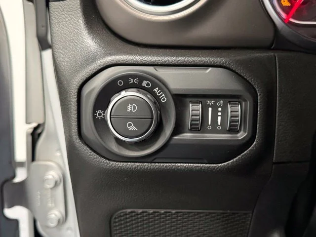 Used 2022 Silver Jeep Rubicon image 12