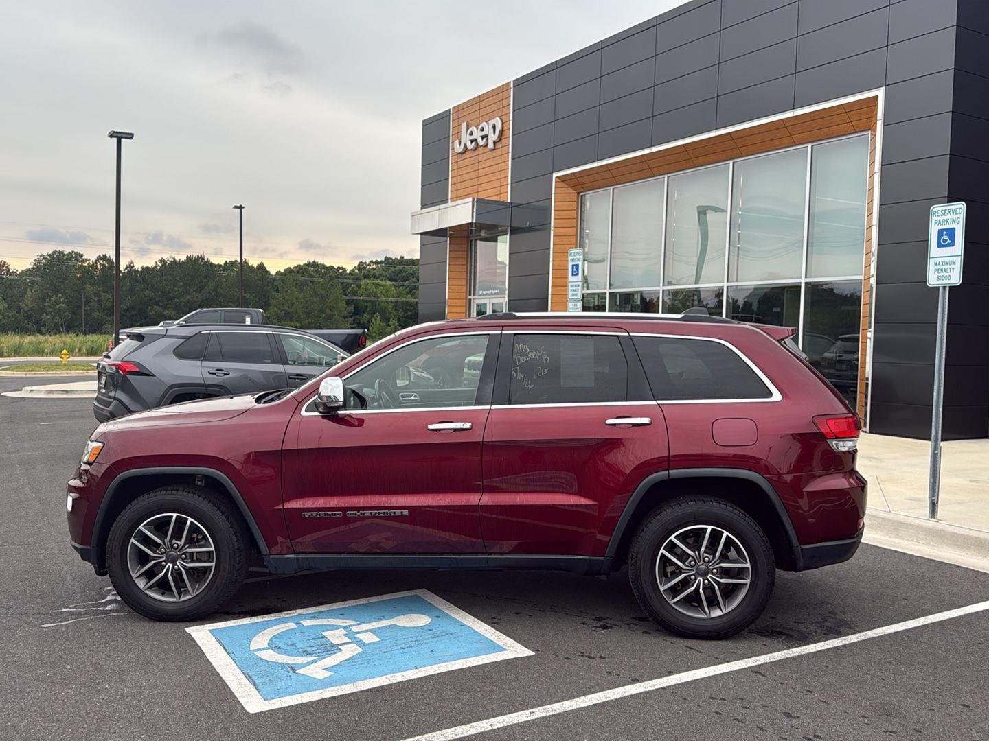 Used 2020 RED JEEP LIMI image 9
