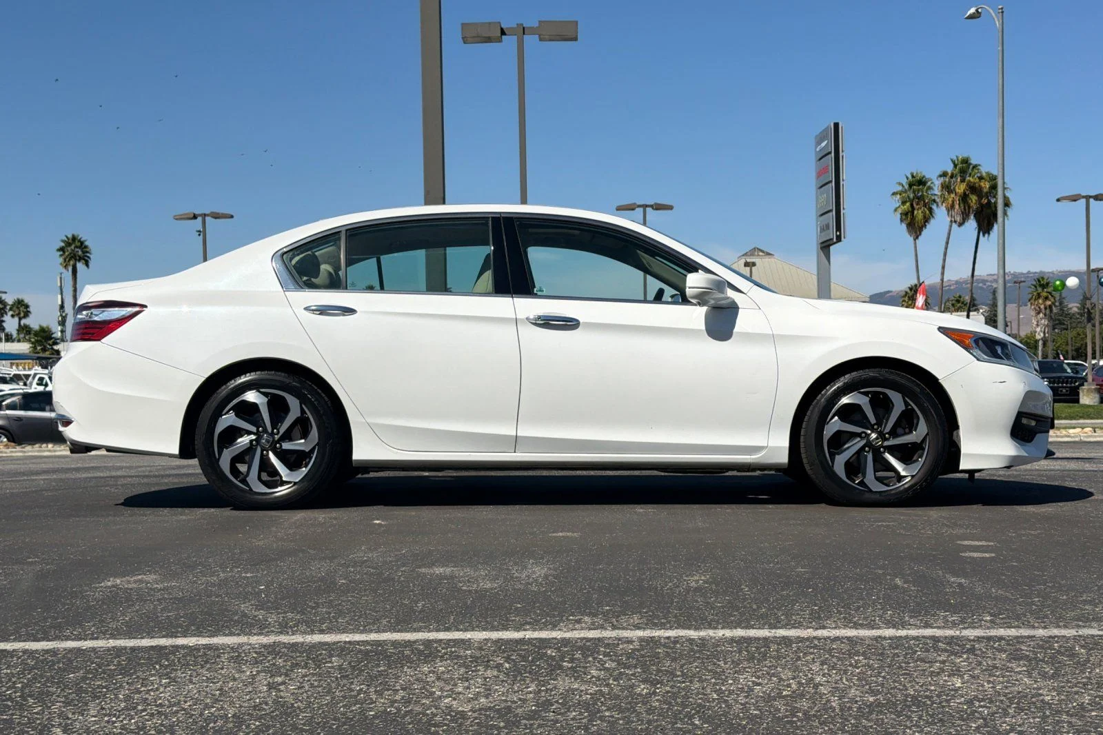 Used 2016  Honda EX-L image 3