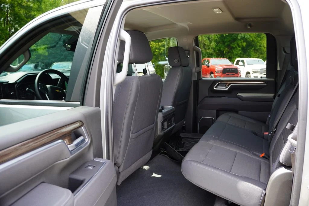 Used 2025 Sterling Gray Metallic Chevrolet LT image 17