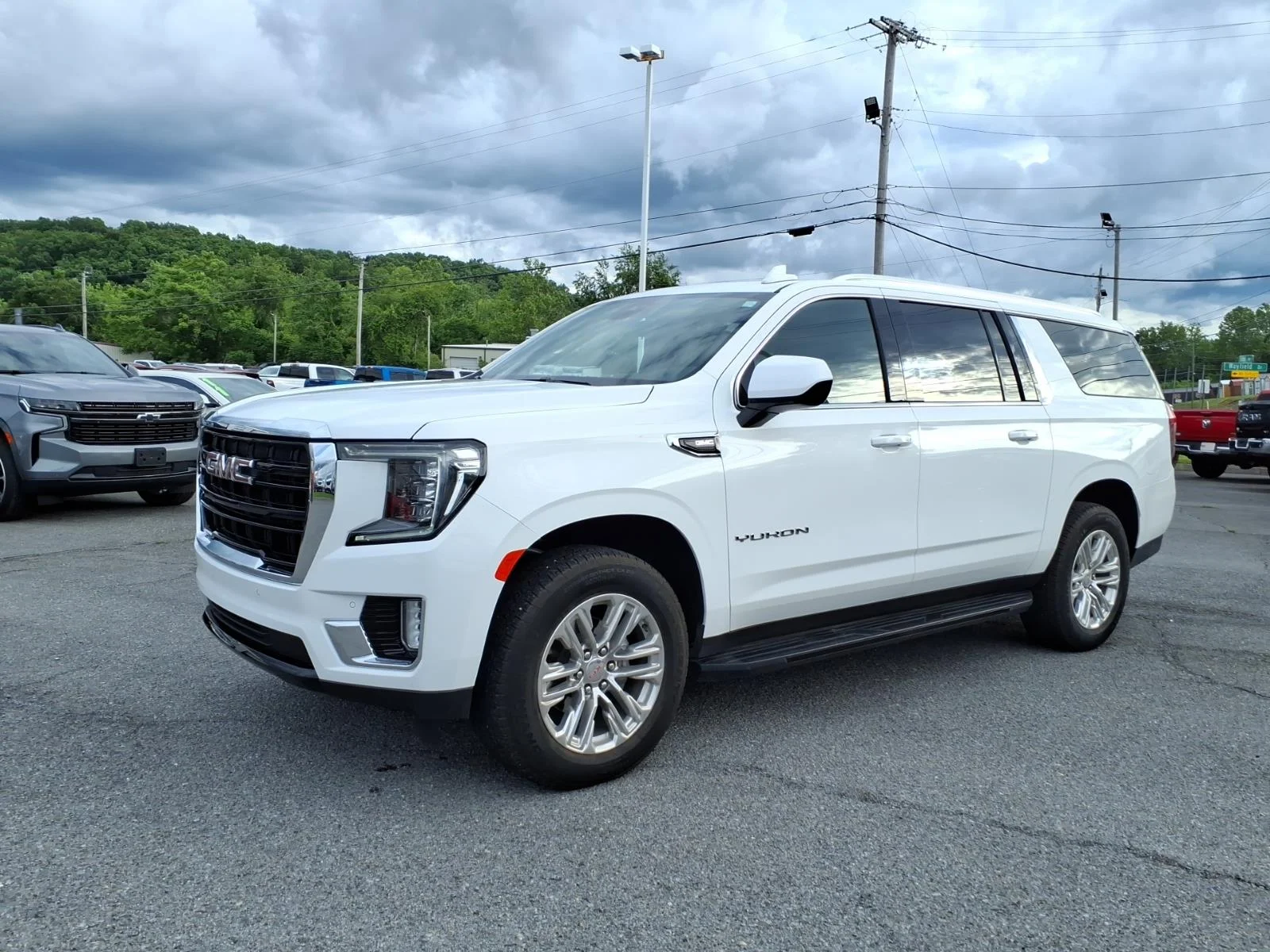 2023 GMC Yukon 4WD SLE's photo