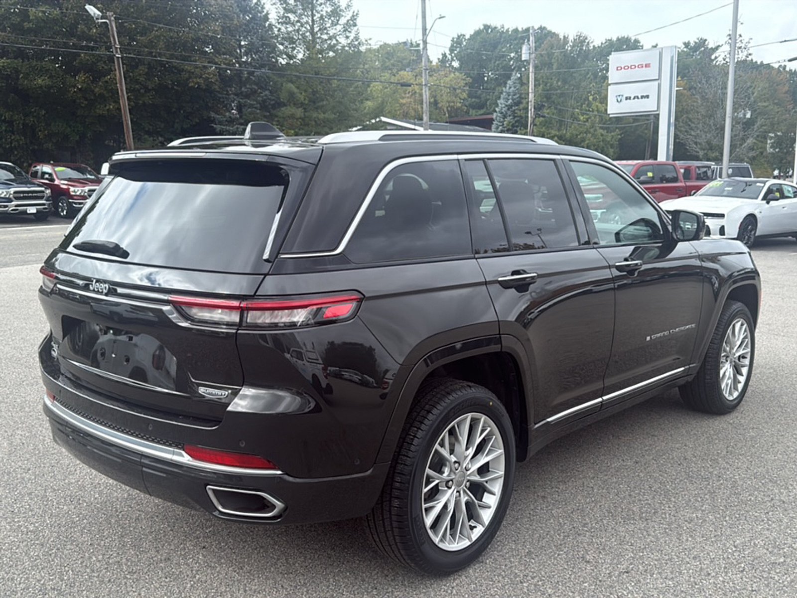 Used 2023 Rocky Mountain Pearlcoat Jeep Summit 4x4 image 5