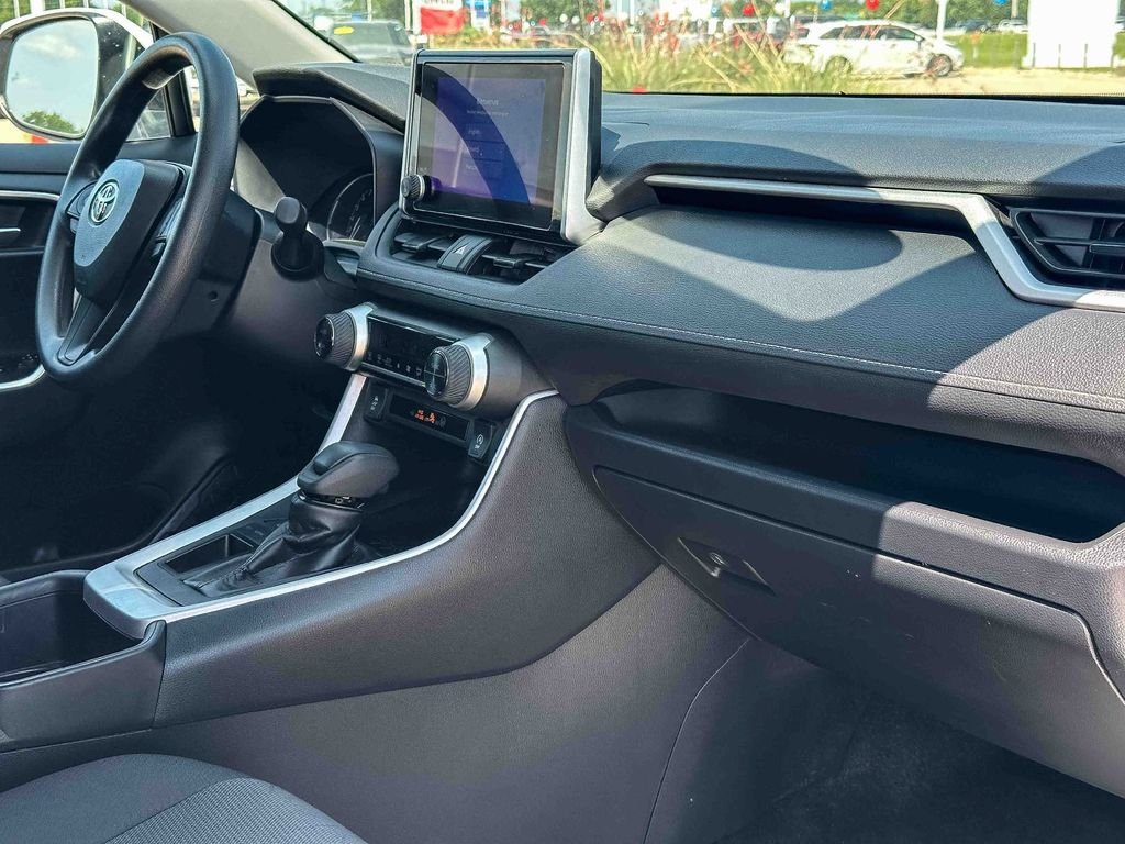 2025 Toyota RAV4 XLE - Photo 21