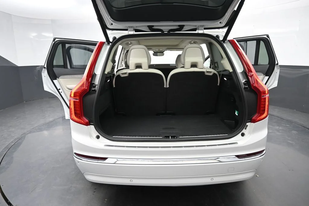 Certified Used 2025 Crystal White Volvo Plus image 9