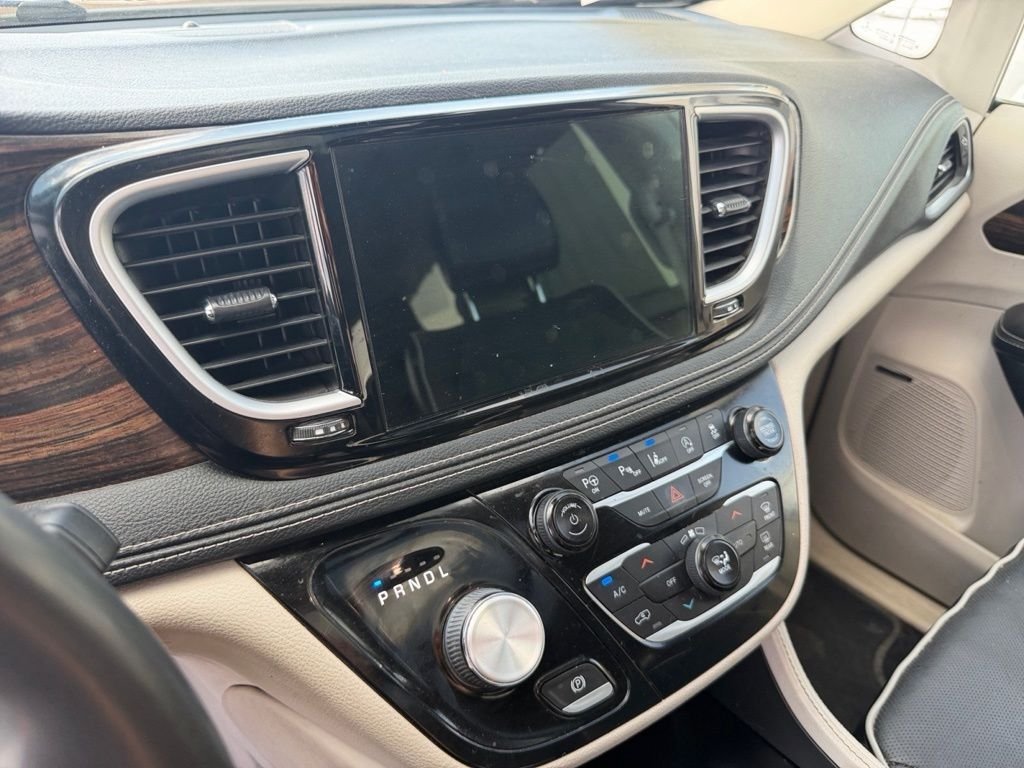 Used 2022 White Chrysler Limited image 14