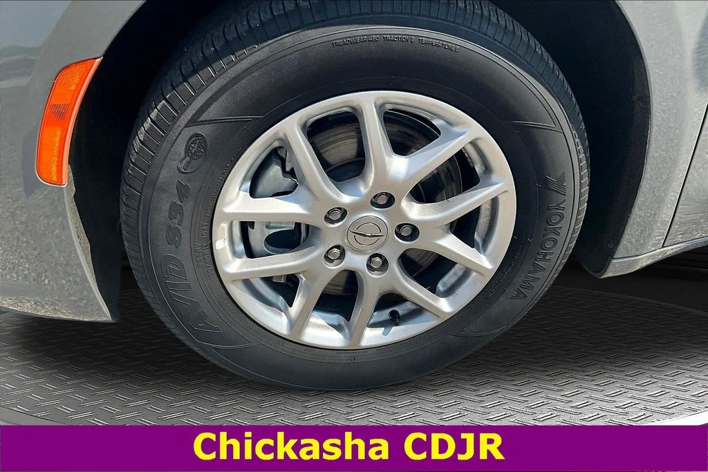 Used 2025 White Chrysler Select image 34