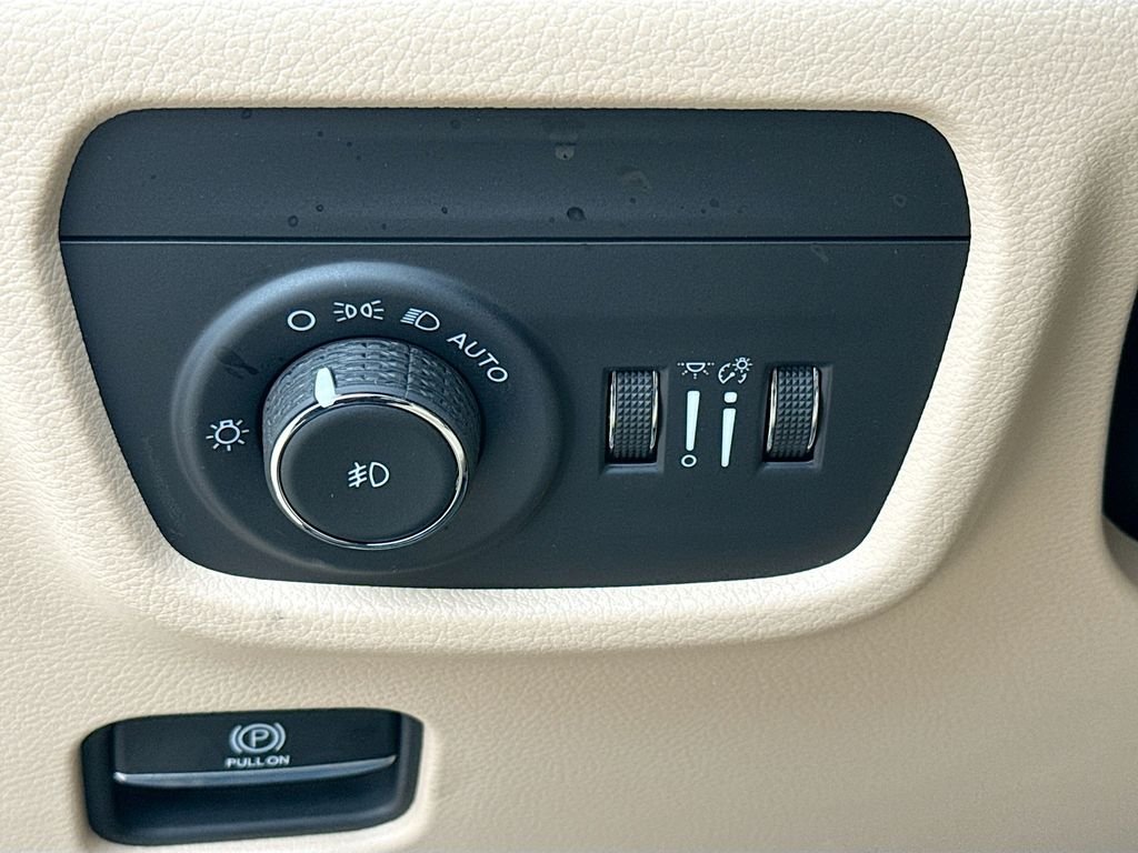 Used 2025 Diamond Black Crystal Pearlcoat Jeep Limited image 10
