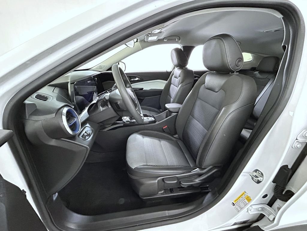 Used 2025 White Chevrolet LT image 10