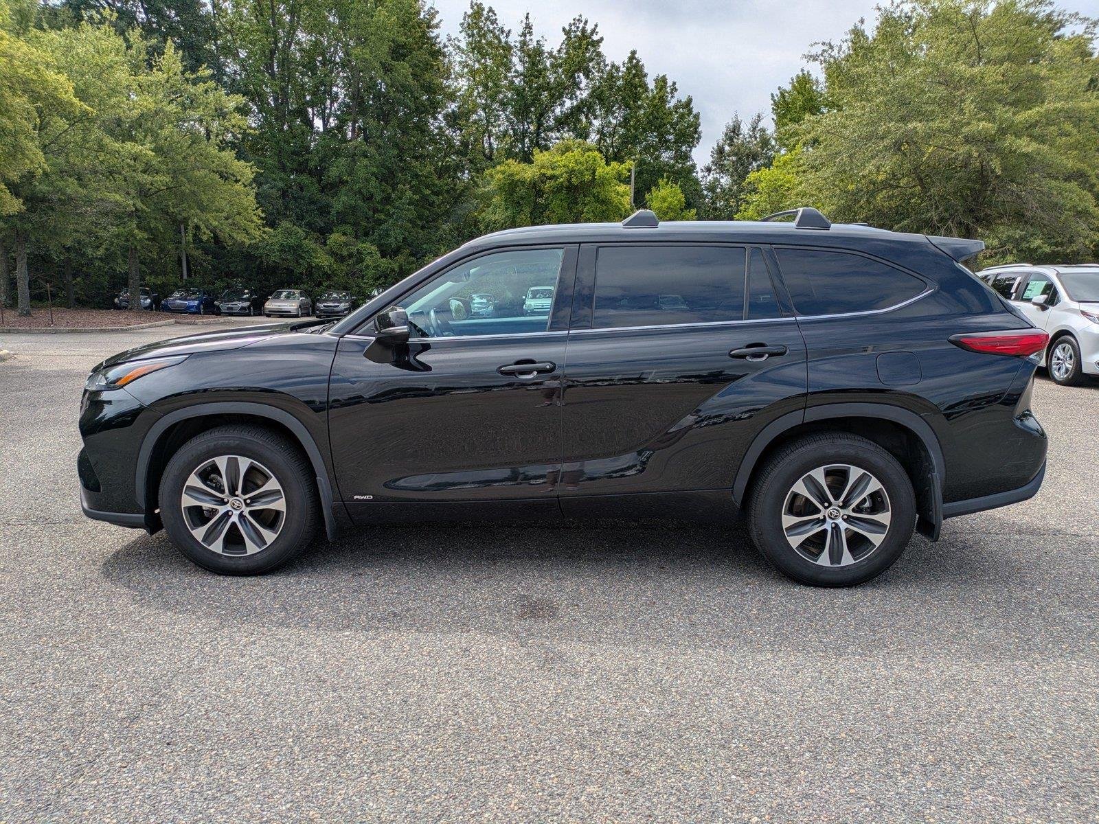 Used 2022 Midnight Black Metallic Toyota Hybrid XLE image 7