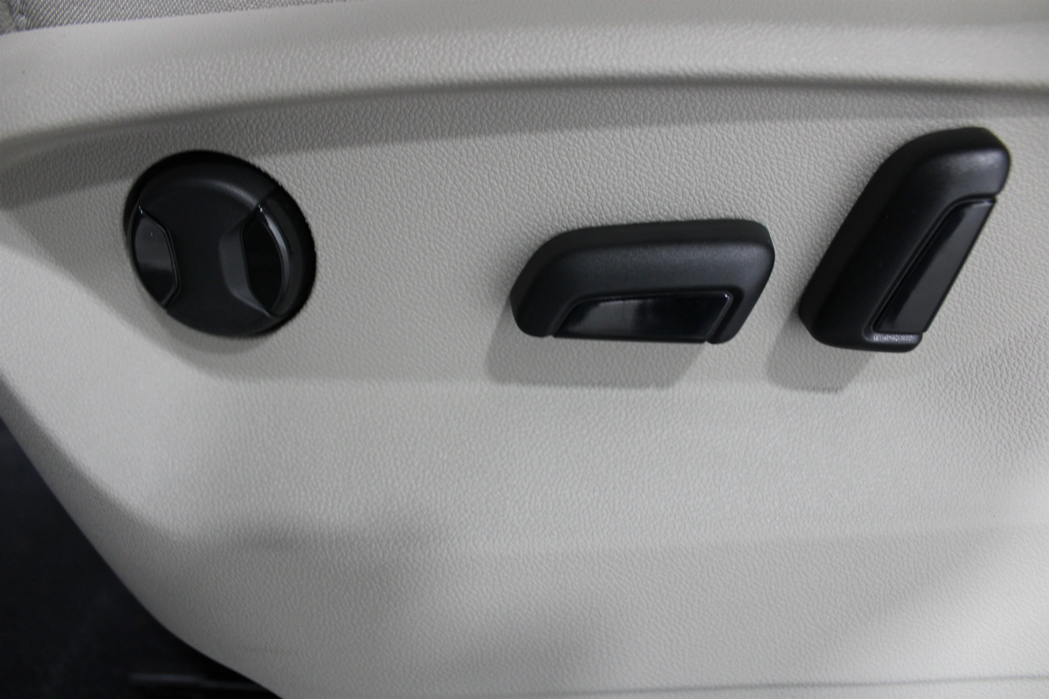 New 2026 Silver Mist Metallic Volkswagen 2.0T SE w/Technology image 4