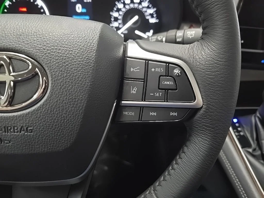 Used 2021 White Toyota XLE image 21