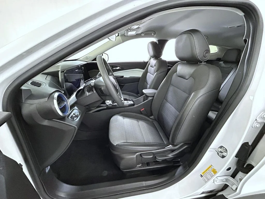 Used 2025 White Chevrolet LT image 10