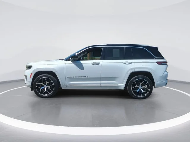 Used 2022 White Jeep Summit Reserve image 5