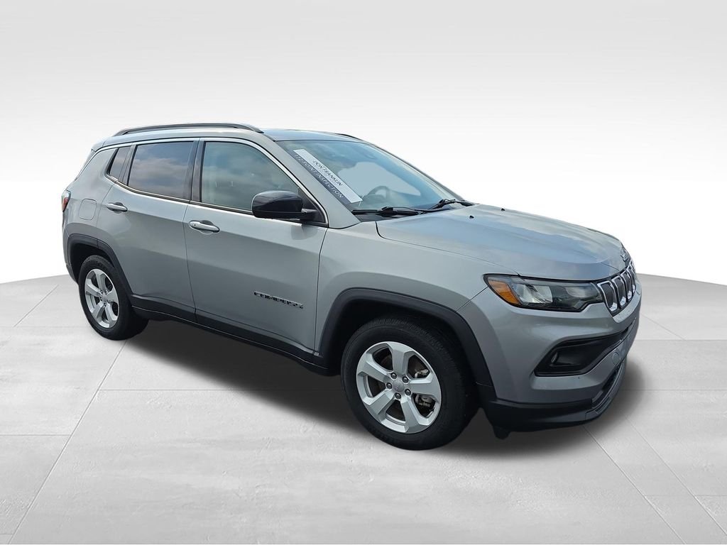 Used 2022 Silver Jeep Latitude image 8