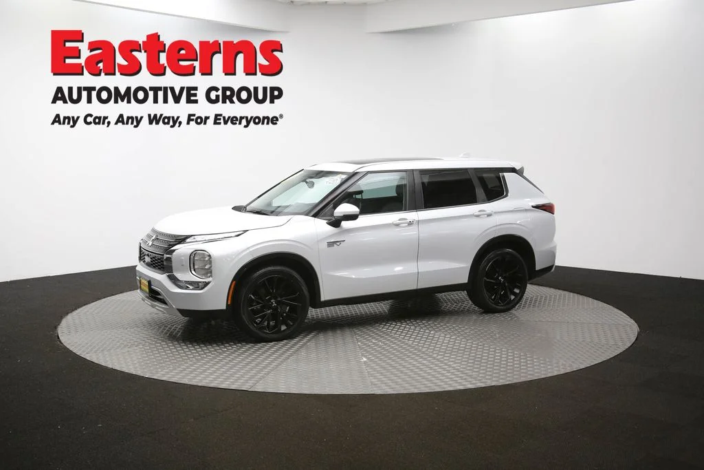 Used 2023 White Mitsubishi SE image 58