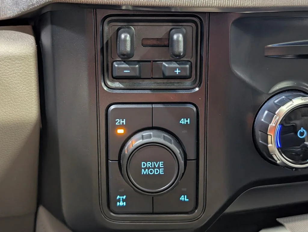 Used 2025 Star White Ford Platinum image 8