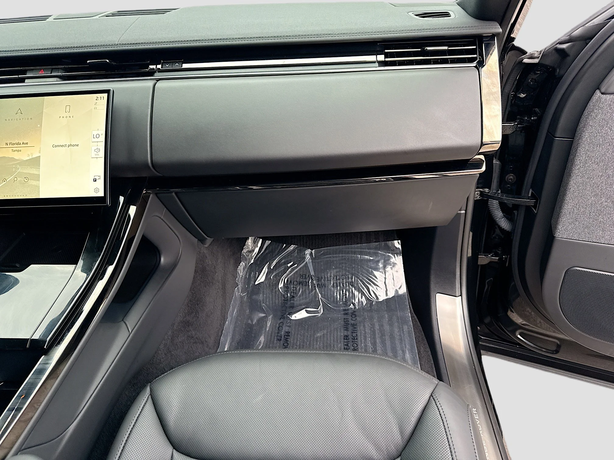Used 2024 Santorini Black Metallic Land Rover SE image 18