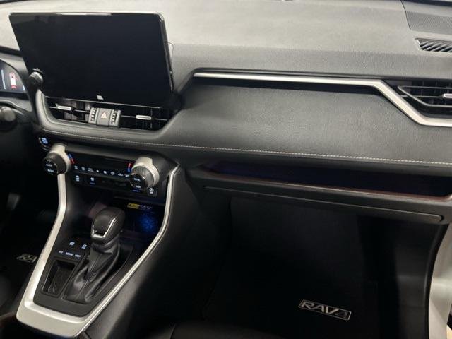 Certified Used 2025 WIND CHILL PEARL Toyota  image 20
