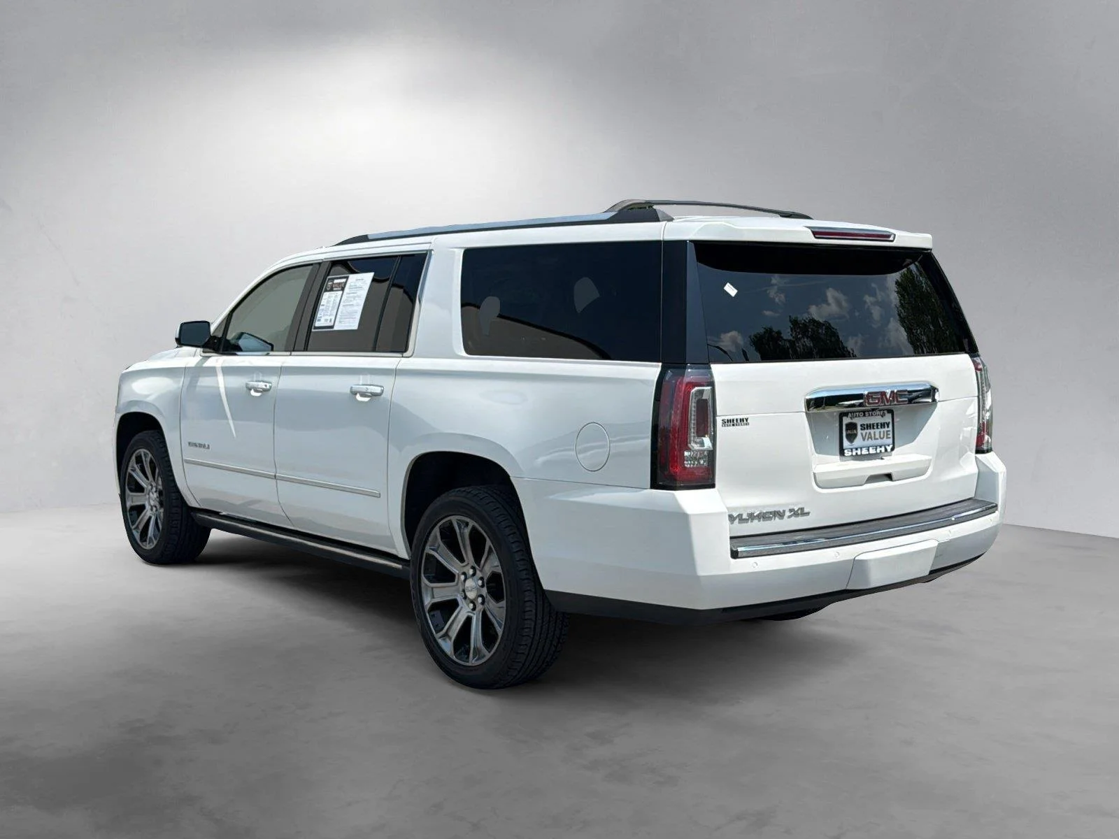 Used 2019 White Frost Tricoat GMC Denali image 13