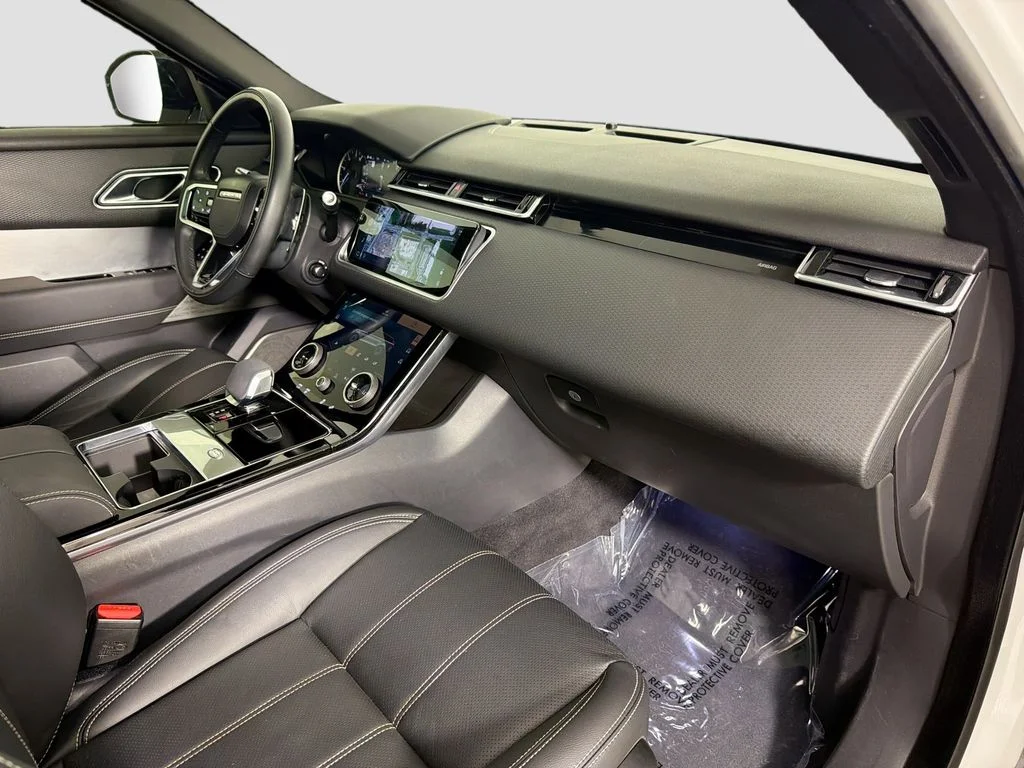 Used 2023 White Land Rover R-Dynamic S MHEV image 32