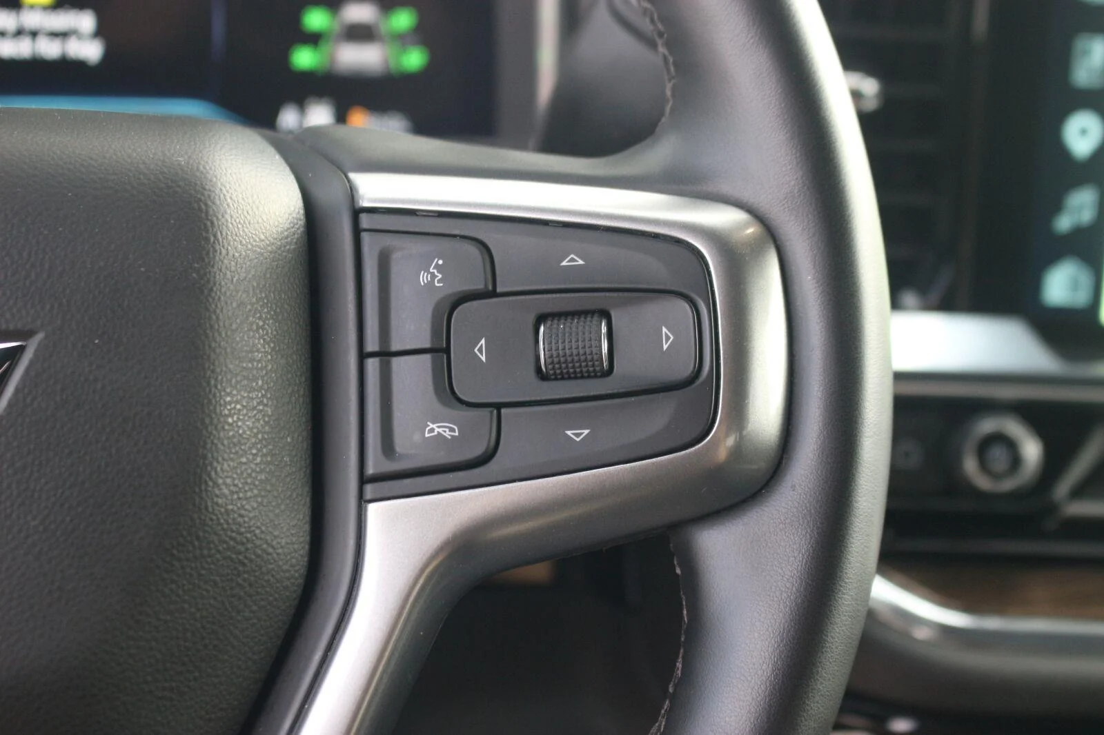 Used 2025 Summit White Chevrolet LT image 21