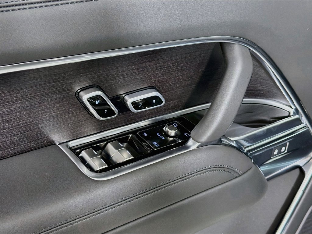 New 2027 Santorini Black Land Rover SE image 18