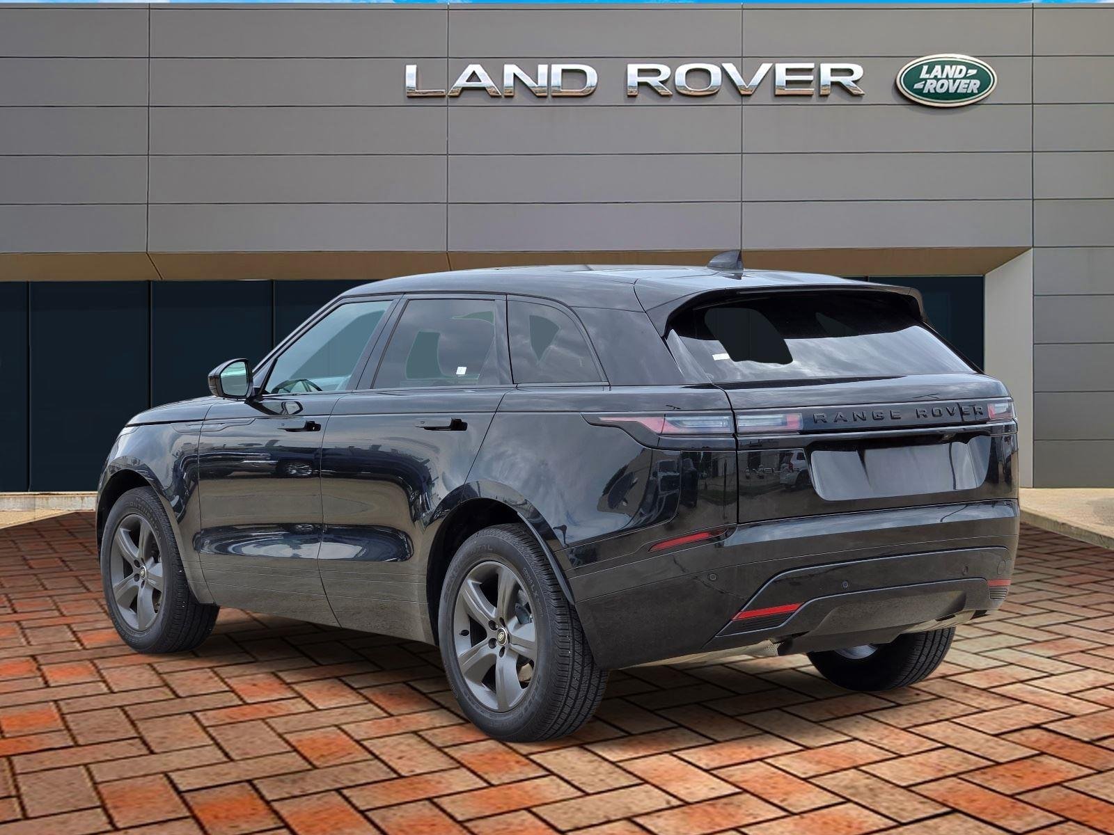Used 2025 Santorini Black Metallic Land Rover Dynamic SE image 6