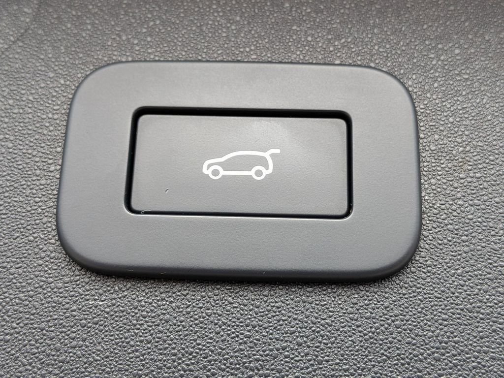 Used 2023  Land Rover SE R-Dynamic image 29