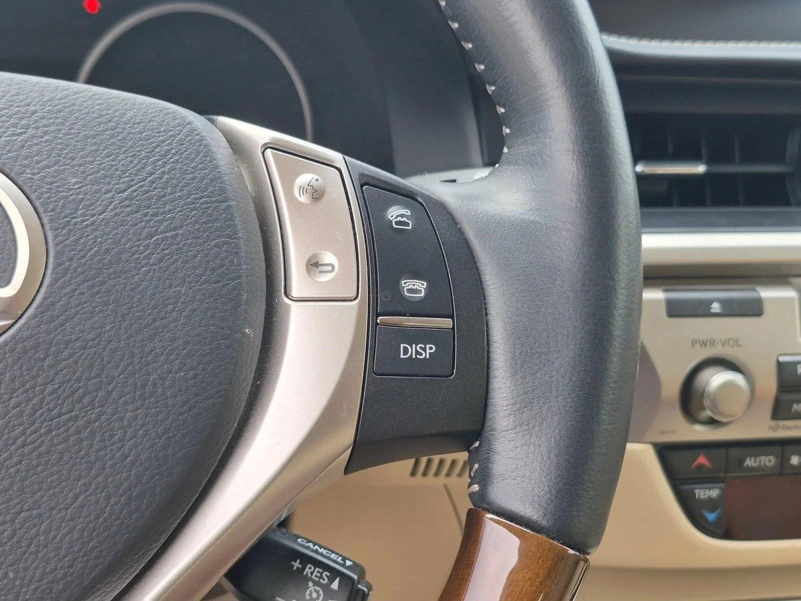 Used 2015 Starfire Pearl Lexus  image 12
