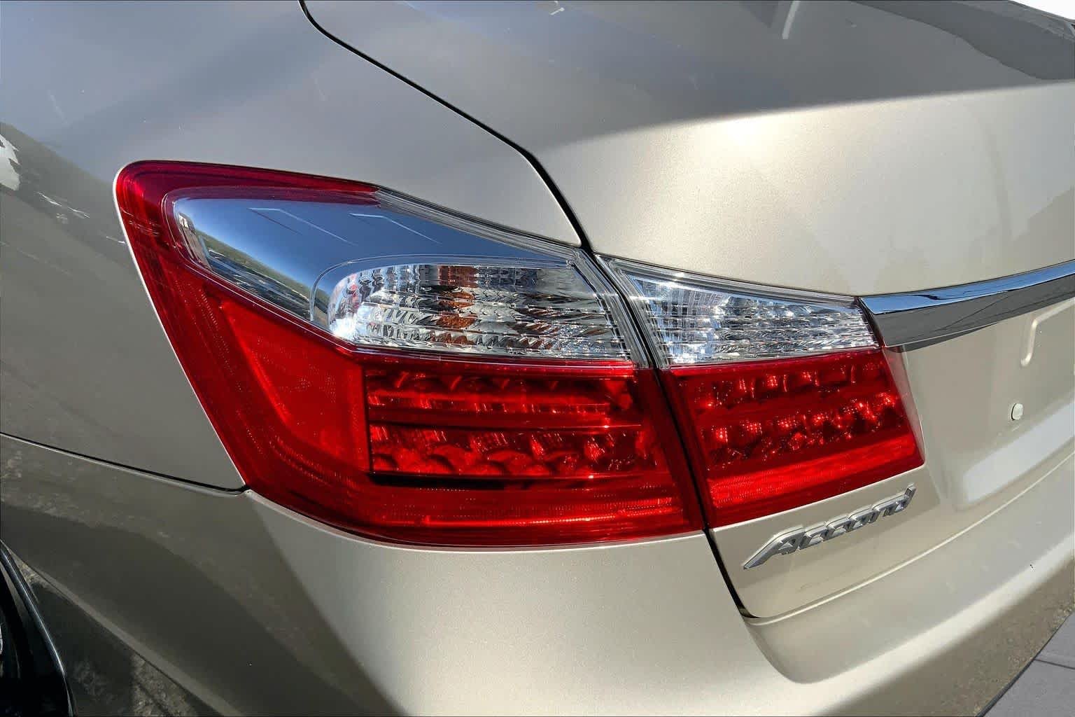Used 2014 Alabaster Silver Metallic Honda EX-L image 25