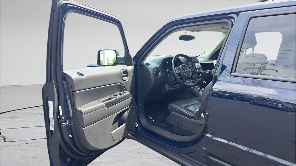 Used 2015 Blue Jeep Latitude image 9