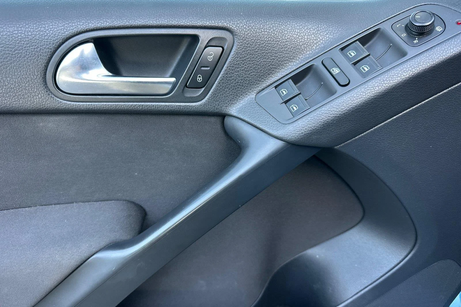 Used 2017 Pacific Blue Metallic Volkswagen SUV image 10